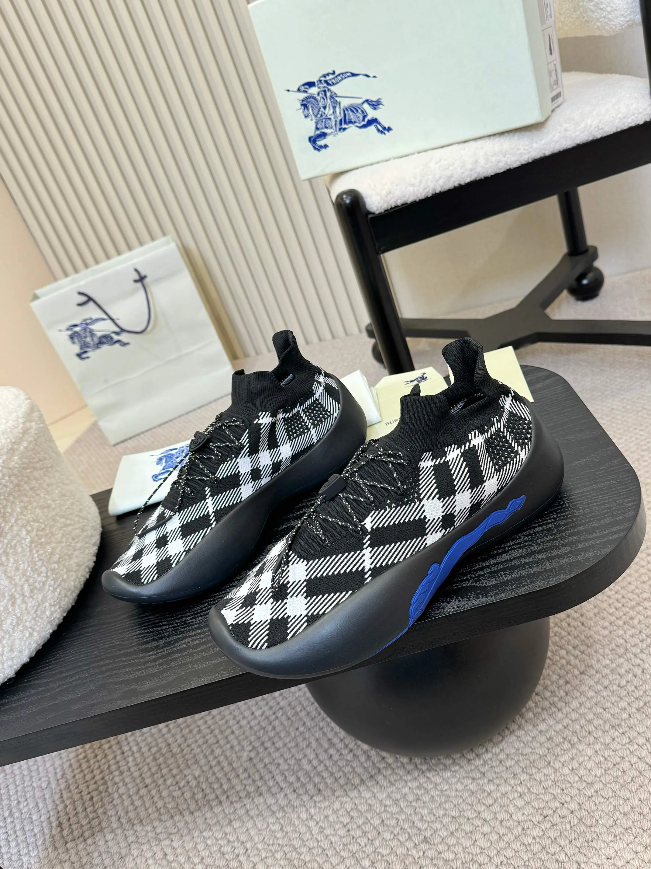 Men's men's shoes💰680 Burberry's 2025 hot model is released, ultra-light socks and shoes, versatile, decorated with worsted Burberry plaid pattern. Featuring a mesh lining and checkered laces, the rubber sole features the archive Burberry monogram. From Burberry's iconic collection, these wardrobe staples are interpreted with the brand's signature style.   ✅Fabric: classic cotton fly ✅Lining: silk cowhide lining ✅Outsole: ultra-light rubber foam sole ✅Color: black, original packaging ✅Code number: men's 39-46 (39,46 customized)